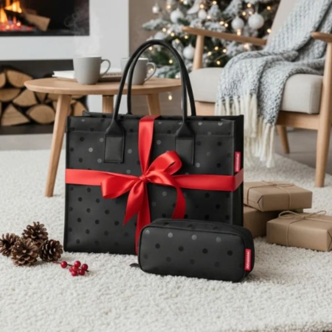 🎁 Tip na dokonalý darček! Súprava štýlovej kabelky a praktického puzdra Daily Shopper set Glossy Dots Black od značky...
