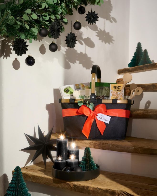 Tip na darček pre kolegov 🎁✨ Košík plný malých pokladov – osobnejší ako akákoľvek klasická darčeková krabička a ideálna na...